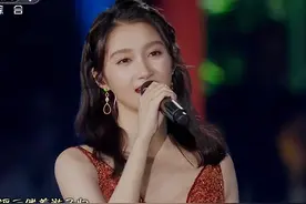 央视中秋晚会女星造型比拼：萨顶顶仙气飘飘，关晓彤秀出小性感图片