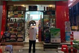 突发！男子酒醉瘫睡路边，醒来发现被“扒光”…图片