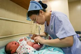 新生儿体重多少算正常？越胖越好已过时，附婴幼儿标准体重对照表图片