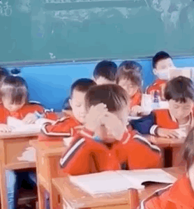 萌翻了！小学生实力演绎“把知识装进脑袋”，这波操作666图片