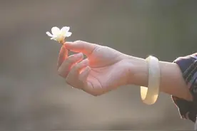 身上有这几种特点的人，表面上是糊涂，实际上很精明图片