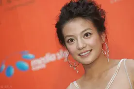 《近观马云》中唯一的娱乐明星，赵薇再上头条背后：代言被删、待播剧前途未卜，商业版图正崩塌图片