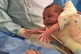 刚出生的宝宝就双臂伸开，找妈妈要“抱抱”，网友：忘喝汤了？图片