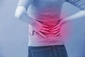 坚持一个月“抱膝滚动”，腰背不痛一身轻松，连肚子赘肉都没了图片