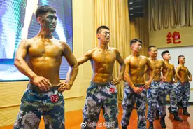 美！海军兵哥炫腹照来了图片