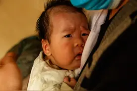 宝宝自己躺着好，还是经常被抱着好？家长搞清区别再去带娃图片