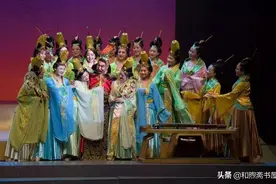 民间故事：主人返回家，发现男仆骑在墙头，笑着让他下来图片