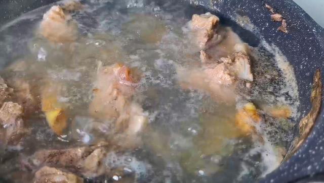 炖大骨头汤第一步直接炖就错了，大厨教你一招，汤浓白又营养
