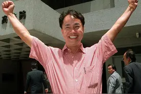 世纪贼王张子强老照片：出狱后高举双手很嚣张，图九被押送刑场图片