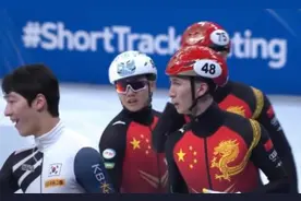 中韩短道冲突！武大靖被挑衅想干架，小将抱着拉住他，对手很嚣张图片