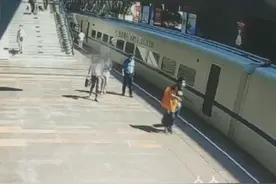 看短视频怀疑女友出轨 男子大庭广众咬伤女友耳朵图片