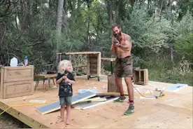 因为没钱买房，夫妻拖家带口来到山野搭建家园，养鸡种田安居乐业图片