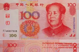 现在用的100元纸币有几个版本，哪个更有收藏价值图片