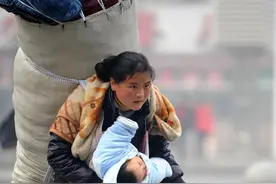 新华社记者手记讲述：我是如何用11年找到“春运妈妈”的图片