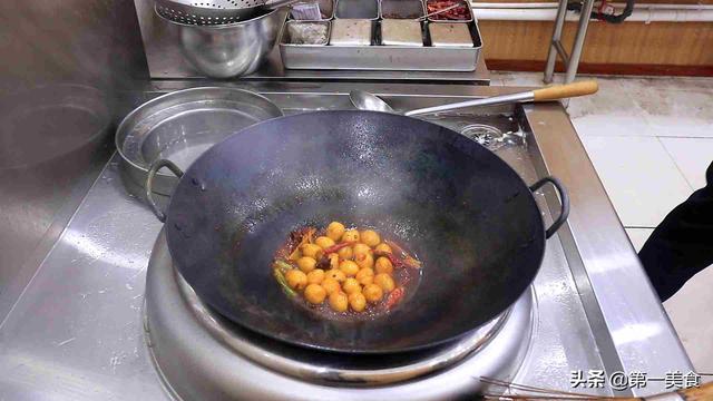 鹌鹑蛋的简单好吃做法，一蒸一炸，淋一罐啤酒慢慢烧，越吃越香