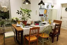 上海发现一位屋主的家，摆满二手旧家具，以绿植为伴，好美好治愈图片