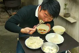 饺子两斤，大蒜两头，配上一盘醋碟，小伙一口饺子一掰蒜，真过瘾视频封面