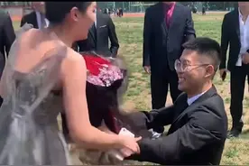 江苏大四男生拍完毕业照后当场求婚，先立业还是先成家引发争议图片