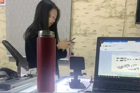 女生手机感染害羞病毒，只敢开震动，女生：揣在口袋里都“乱叫”图片