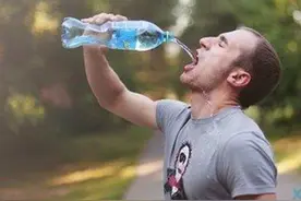 运动后能不能立即喝水？夏天运动后补水，有3个注意事项图片