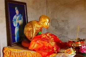 父亲去世后，江西孝子为父遗体塑金身，供在家中，无人敢上门做客图片