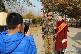 幸福来得太意外！这些新兵的家长突现军营……图片