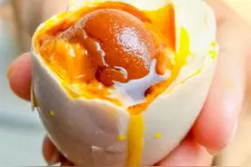 端午将至，这款被央视曝光的网红美食火了，味如蟹黄，一戳就流油图片