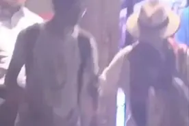 张国立妻子携领养孩子外出聚餐，母子紧密挽手太温馨，儿子显乖巧图片