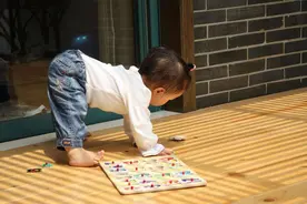 辟谣，宝宝不爬就走更聪明？爬行好处多，医生建议爬足500小时图片