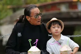 张柏芝尴尬撞见王菲，儿子则礼貌性地替妈妈解围，把孩子教育的好图片