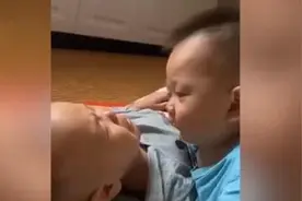 小舅舅睡醒找妈妈，1岁萌娃"婴语"强势安慰，小舅舅别怕我在图片