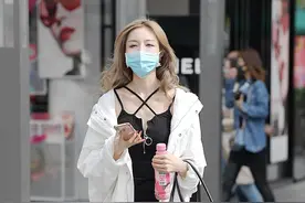 口罩遮面，挡不住美女的时尚心图片