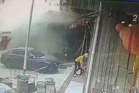 百色一大货车撞向路边民宅，多名群众门前纳凉，交警：仍在处理图片