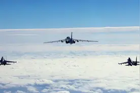 解放军轰炸机大批接近，战机护航穿越所谓"中线"，台媒叫嚣：防空导弹追监图片