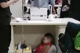 “最懂事宝宝”走红，安静坐在桌子底下陪妈妈工作，画面让人心疼图片
