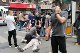 “口对口啊！她口对口给他吹气啊！没多久他就吐出来东西了！你想想，对一个马路边的陌生老人啊！”图片
