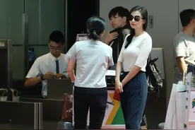 高圆圆真是“女神界”清流，机场穿简约白T接地气，仍惊艳到路人图片