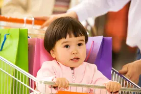 “精致穷”式养娃蔓延，你的狼狈旁人早看穿，娃受到的伤害也不小图片