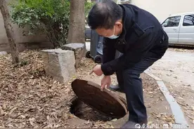 惊心！济南女子小区内找车位，踩到污水井盖左腿瞬间“被吞”图片