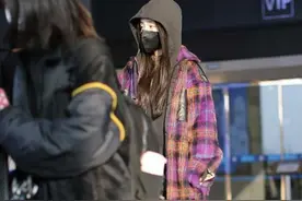 杨幂卫衣搭黑丝大秀身材，麻杆腿却抢镜，自曝常年体重不超96斤图片