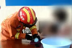 保温杯“咬”住女童右手 消防巧解救图片
