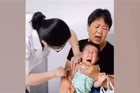 奶奶带孙子打针，孙子没疼奶奶先疼，两人神情如同复印粘贴图片
