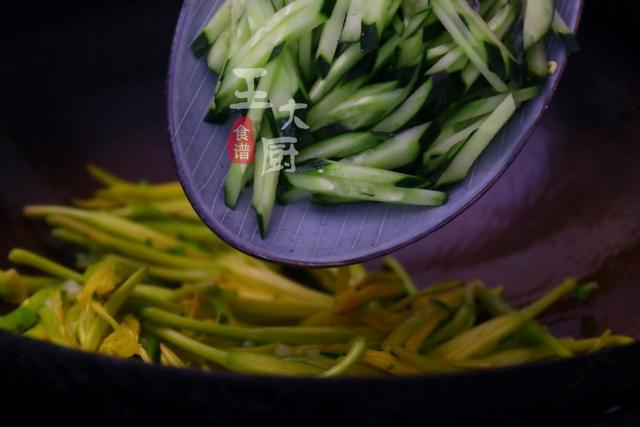 黄花菜和它一起下锅炒，又鲜又嫩好吃下饭，营养美味做法还简单