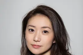 32岁日本国民女神官宣结婚！和小2岁丈夫因戏生情，两人秘恋一年图片