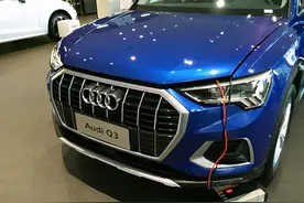 2021款奥迪Q3到店，雪邦蓝涂装获赞，30色氛围灯上档次图片