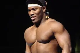 打比赛十多年不出名，却因一个笑容而走红，你用过他的表情包吗？图片