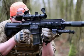 我军装备精确射手步枪和8.6毫米大狙，1200米内指哪打哪图片