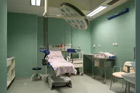 女子手术前，却被告知要额外给专家1万3？网友怒批：别坑人了图片