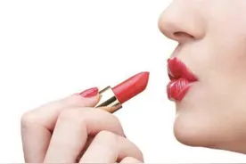 为什么涂好口红不能“抿嘴”？化妆师说出真相，真的不能抿图片
