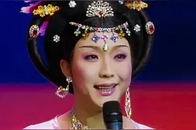 41岁李玉刚18字回应为何不结婚？11岁“混血女儿”颜值抢镜图片